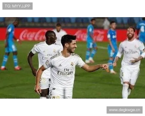 皇马中场控制力断层显现,克罗斯离场后球队表现稳定性面临考验 皇马中场控制力断层显现,克罗斯离场后球队表现稳定性面临考验