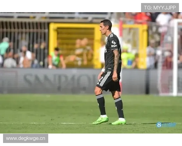 莱万今天又是球场上冻龄老人，生活费估计能买半个明星圈了吧